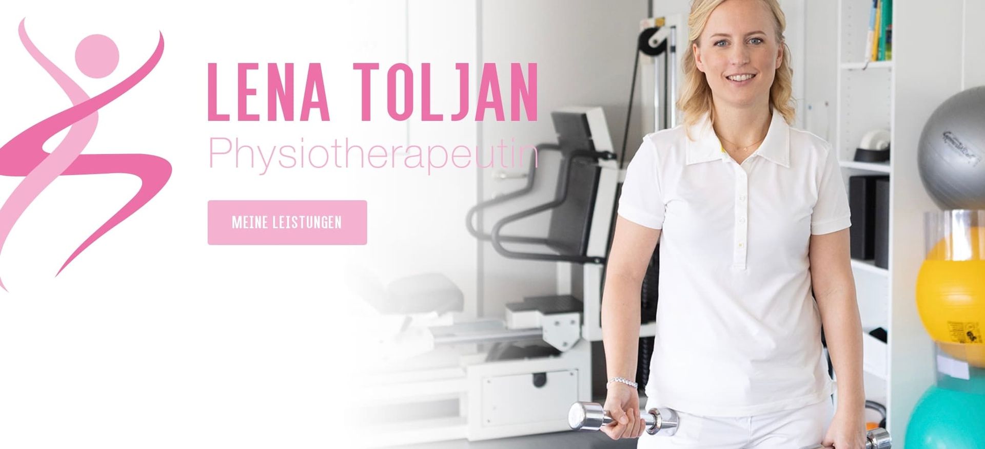 Eine Physiotherapeutin Lena Toljan in weißem Outfit hält eine Hantel, umgeben von Trainingsgeräten und bunten Fitnessbällen.